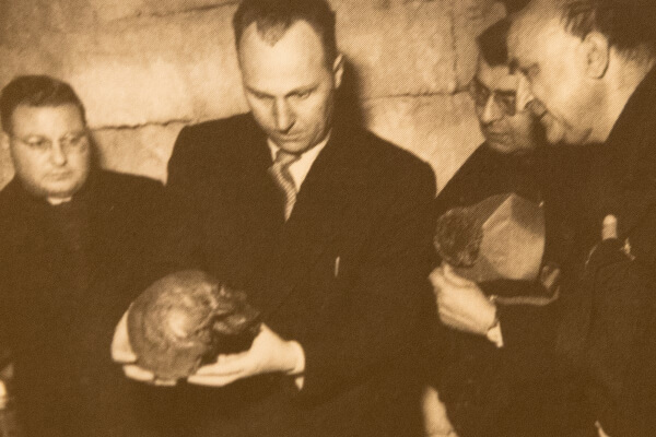Examination of the bones of saint Nicholas, bishop of Myra, held in Bari
