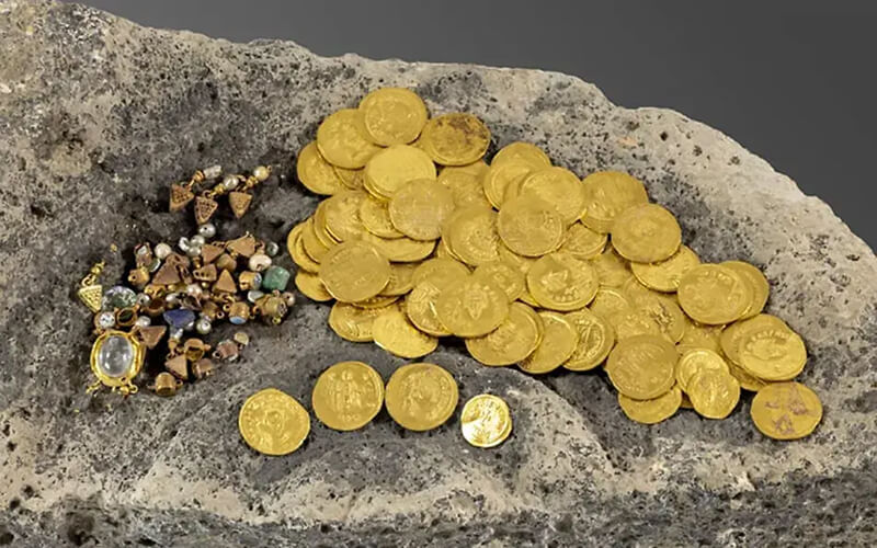 Discovery of a Byzantine gold treasure in Hippos, Israel