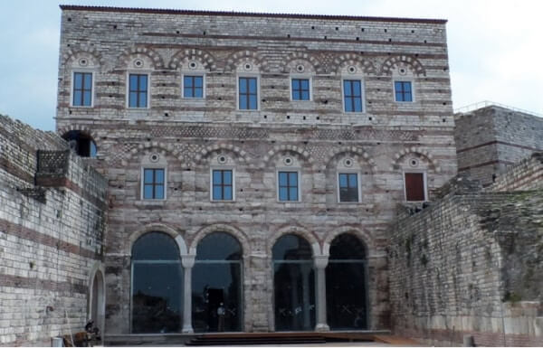 The Porphyrogenetos palace in Constantinople, 13th century