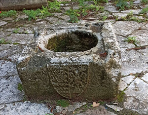Well in the castle of Arta bearing the coat of arms of the Tocco family