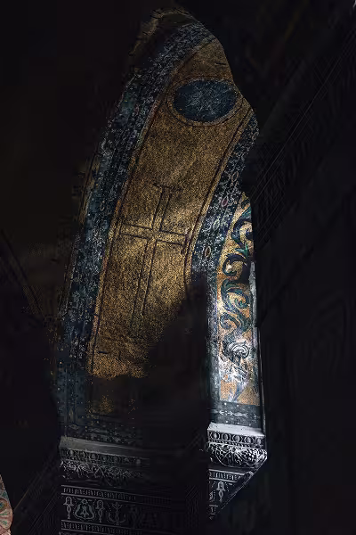 Mosaic of a cross in Hagia Sophia, part of the church's original decoration — in keeping with the aniconic, cross-based imagery later favoured by Byzantine iconoclasm.