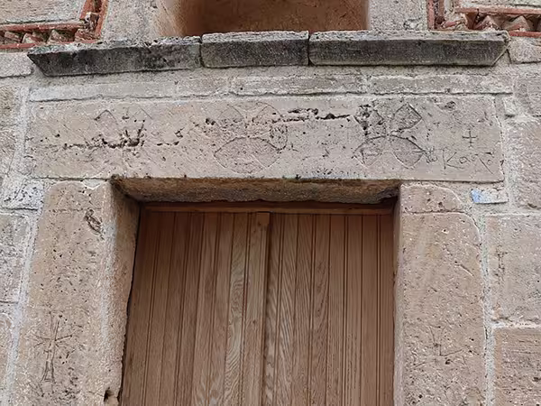 Omorphi Ekklisia in Aigina, Byzantine door lintel with carvings